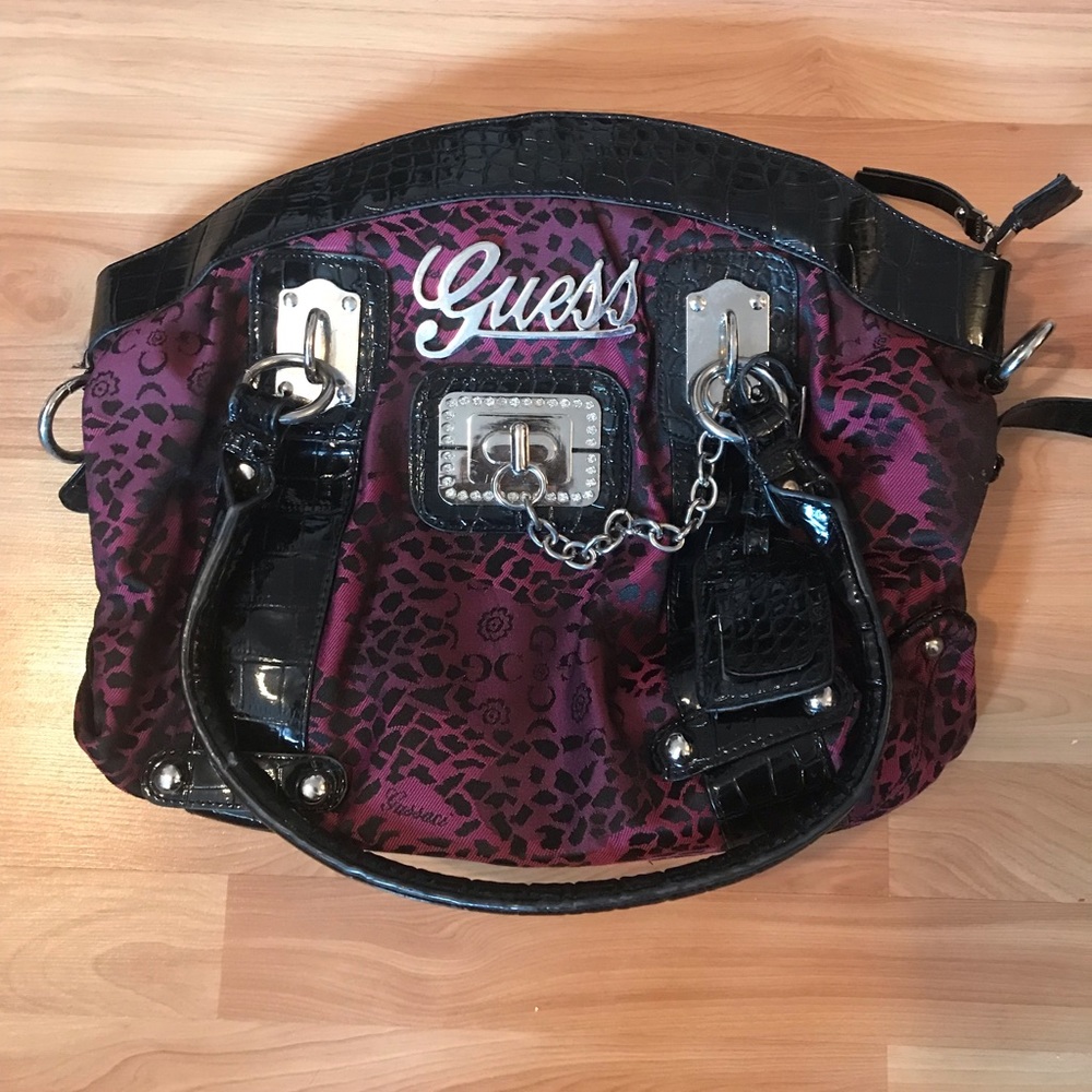 NOT AUTHENTIC.  Guess Brand bag.